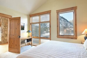 3 quartos, ferros/tábuas de passar roupa, acesso à internet