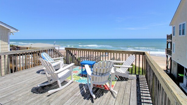 Property grounds - Surf Monkeys: A stunning 5-bedroom oceanfront home in Surf City, NC. (Surf City)