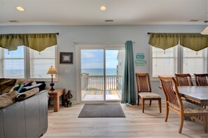 Flatskjerm-TV, bøker og stereoanlegg