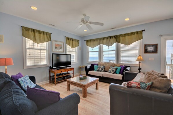 Flat-screen TV, books, stereo - Surf Monkeys: A stunning 5-bedroom oceanfront home in Surf City, NC. (Surf City)