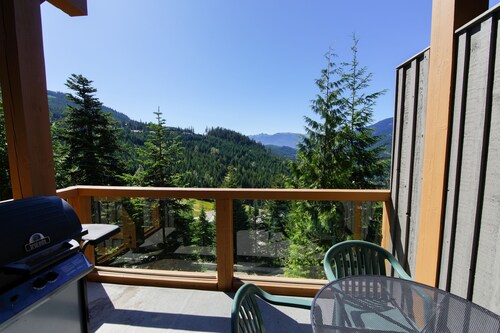 Taluswood - Spacious Creekside Townhome with Amazing Views & Common Hot Tub