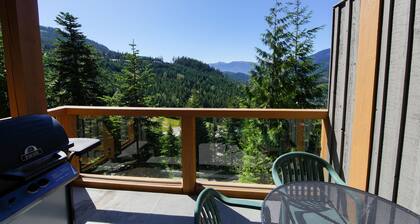 Taluswood - Spacious Creekside Townhome with Amazing Views & Common Hot Tub