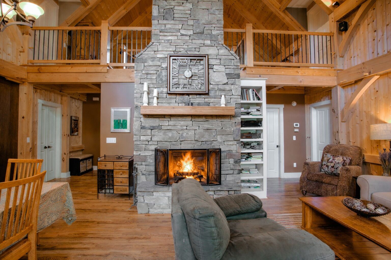 TV connectée, cheminée, lecteur de DVD, table de tennis de table