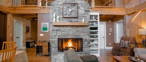 TV connectée, cheminée, lecteur de DVD, table de tennis de table