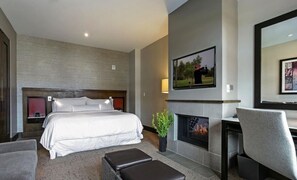 Een kluis op de kamer, een bureau, een strijkplank/strijkijzer