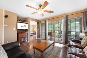 Smart TV, fireplace - Fort Taneycomo - Updated 2 bed/2 bath condo located at Fall Creek Resort! (Branson)