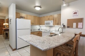 Kylskåp, mikrovågsugn, ugn och spishäll