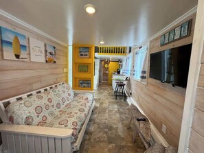 TV, offices - Tiny House Yellow Lifeguard Stand- pet friendly (Sarasota)