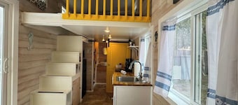 Stand Lifeguard giallo - Piccola casa con WiFi gratuito