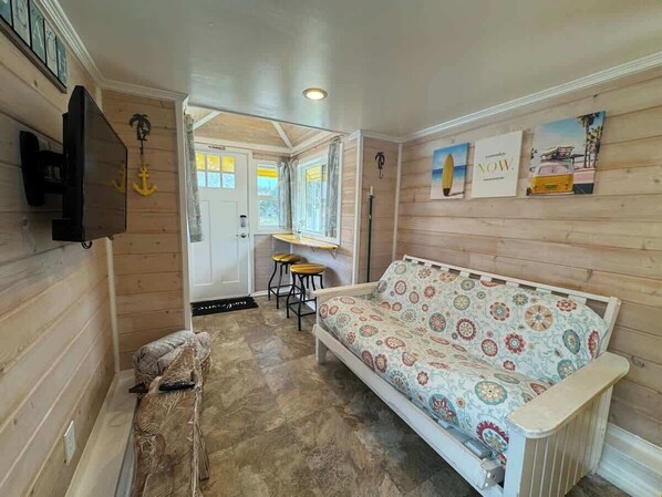 TV, offices - Tiny House Yellow Lifeguard Stand- pet friendly (Sarasota)