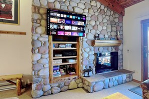 TV, fireplace, DVD player, video library - 🌲Timberline C3B Deluxe 1-Bedroom + Loft ~Hot Tub~Pool~WiFi~Ski-in/out~Local Shuttle🌲 (Snowmass Village)