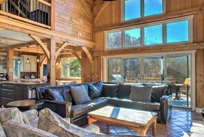 Een smart-tv, een open haard, videogames en tafelvoetbal