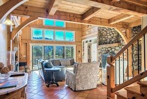 Een smart-tv, een open haard, videogames en tafelvoetbal