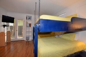 3 bedrooms, iron/ironing board, travel cot, WiFi - 211CL: Large Deck, Golf Cart, 1 Block to Beach, Pet Friendly. - 211 Claressa (Avalon)