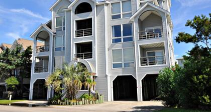 Pirate's Quay 1 North: Enjoy watching the ferries in Silver Lake Harbor