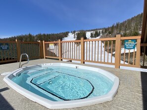 Outdoor spa tub - Top Floor Spacious Condo with Ski-In/Ski-Out Access (Whitefish)