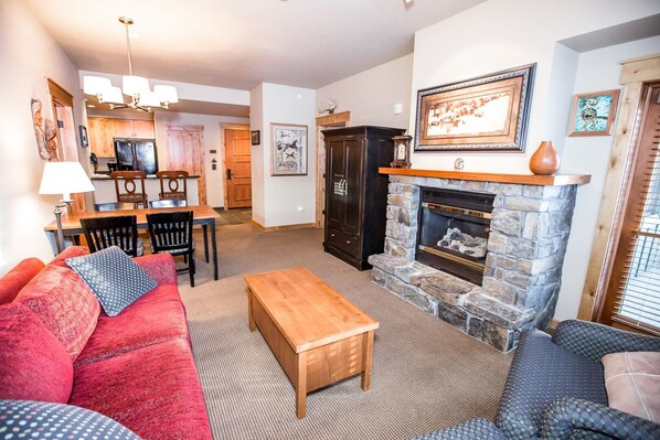 TV, fireplace - Top Floor Spacious Condo with Ski-In/Ski-Out Access (Whitefish)