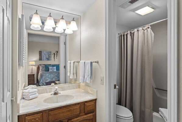 Combined shower/bathtub, towels