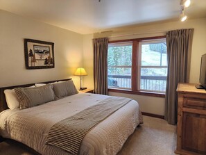 1 bedroom, iron/ironing board, WiFi, bed sheets - Comfortable Condo in Whitefish Mountain Resort Village (Whitefish)