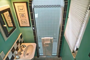Shower, hair dryer, towels - Charming Green Cottage blocks to Beach and Village (Laguna Beach)
