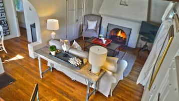 Fernseher, Kamin, DVD-Player, Stereoanlage