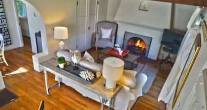 Charming Green Cottage Blocks zum Strand und Dorf