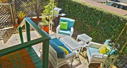 Charming Green Cottage Blocks zum Strand und Dorf