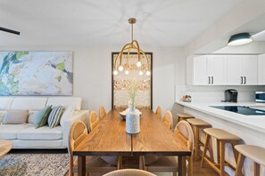 Dining - NEW! CASA PALMA OCEANSIDE -GOLF CART, 2 KING SUITES, POOL, BEACH, PICKLE, KAYAKS (Key Largo)