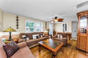 Smart-TV, DVD-spiller og bøker