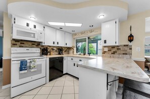 Kjøleskap, mikrobølgeovn, ovn og kokeplater