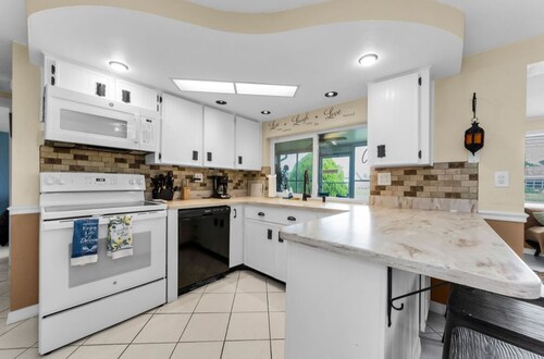 PROMO 5% weekly and 8% monthly discount!
Psalm139 Canal Front Vacation Home