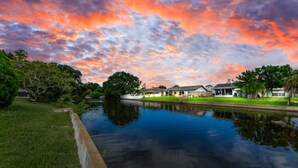 A serene riverside view with houses and lush greenery. - PROMO 5% weekly and 8% monthly discount!
Psalm139 Canal Front Vacation Home (New Port Richey)