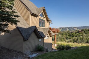 Exterior - Saddle Ridge Townhome with Ski-in/Ski out access! Hot tub! (Big Sky)