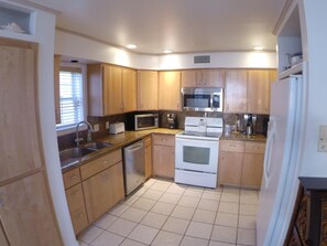 Frigorifero, microonde, forno, piano cottura