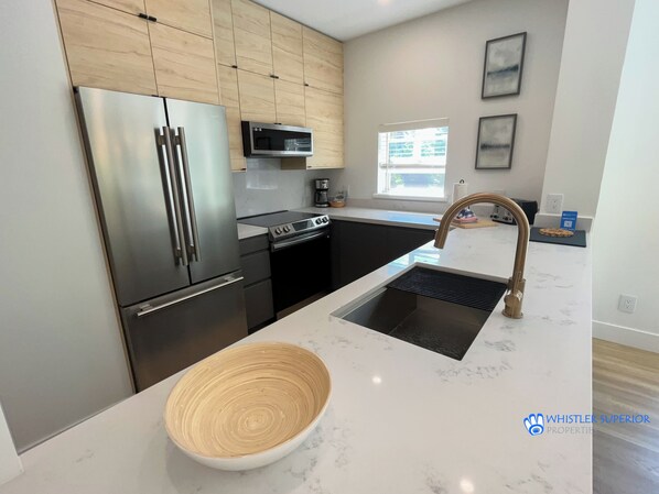 Refrigerador, microondas, horno y parrilla de estufa