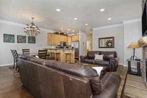 Smart TV, fireplace, DVD player, table football - Perfect Snowbasin Lodging. LS14A (Huntsville)