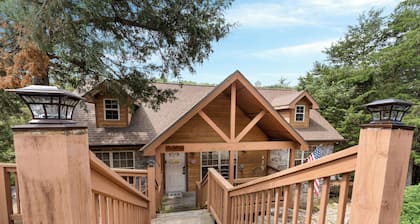 Stunning 2 bed, 2 bath lodge located at Stonebridge Resort! Close to Branson!