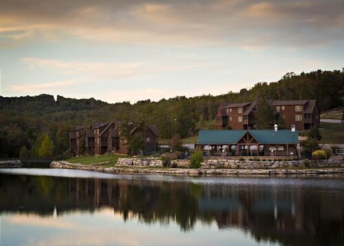 Stunning 2 bed, 2 bath lodge located at Stonebridge Resort! Close to Branson!