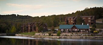 Stunning 2 bed, 2 bath lodge located at Stonebridge Resort! Close to Branson!