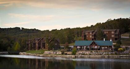 Stunning 2 bed, 2 bath lodge located at Stonebridge Resort! Close to Branson!