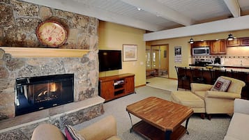 Télévision, cheminée, lecteur de DVD, table de tennis de table