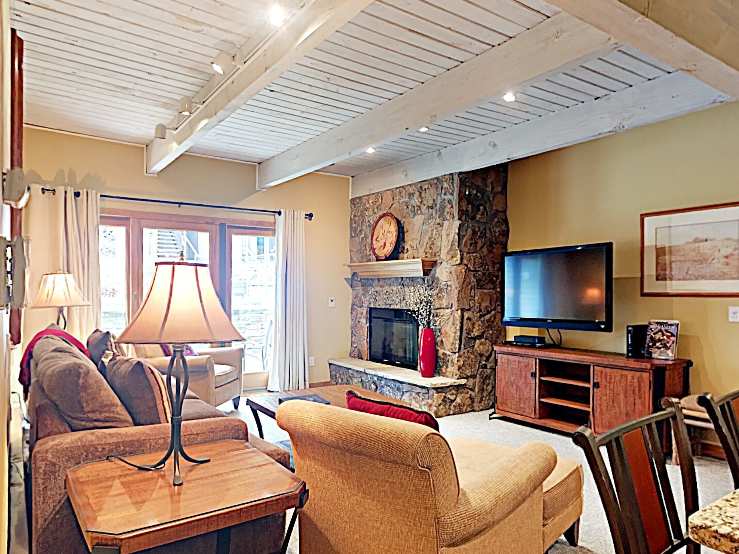 电视、壁炉、DVD 播放  器、乒乓球