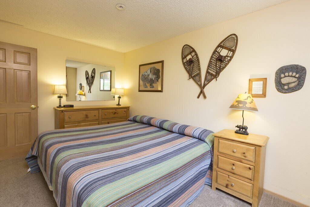 Spacious Condo with Mountain Views