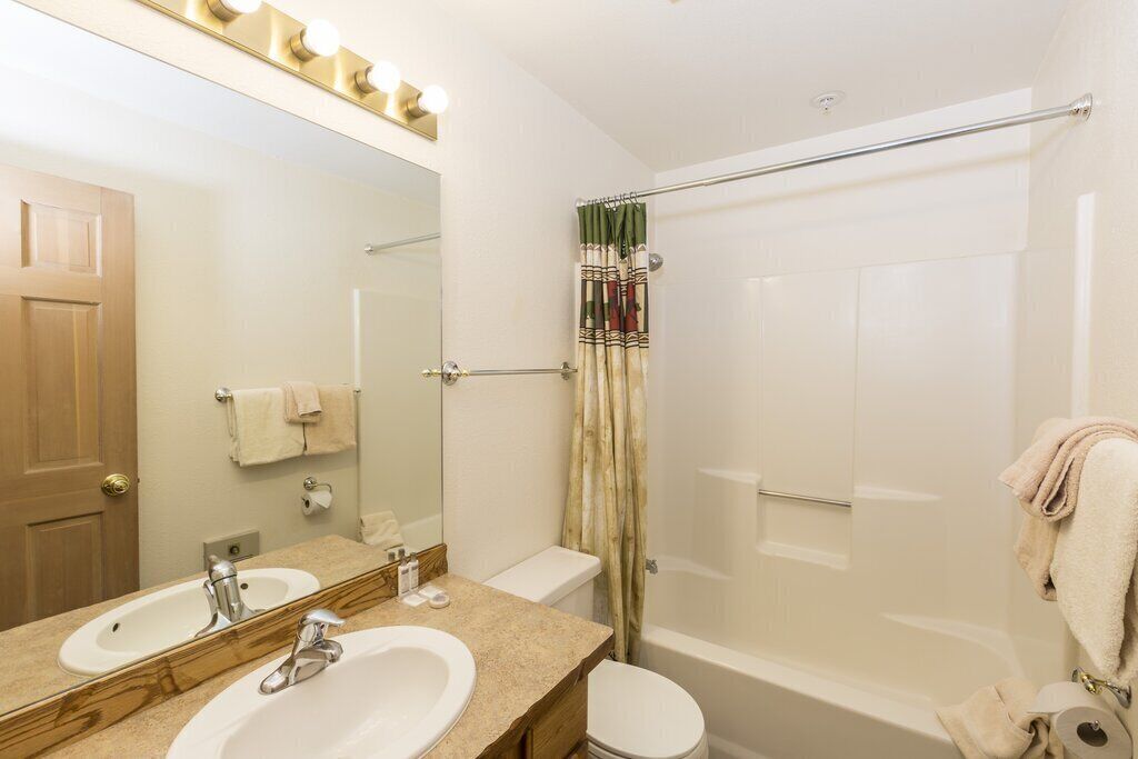 Spacious Condo with Mountain Views