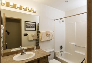 Combined shower/tub, towels