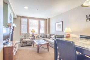 Flat-screen TV, fireplace, DVD player