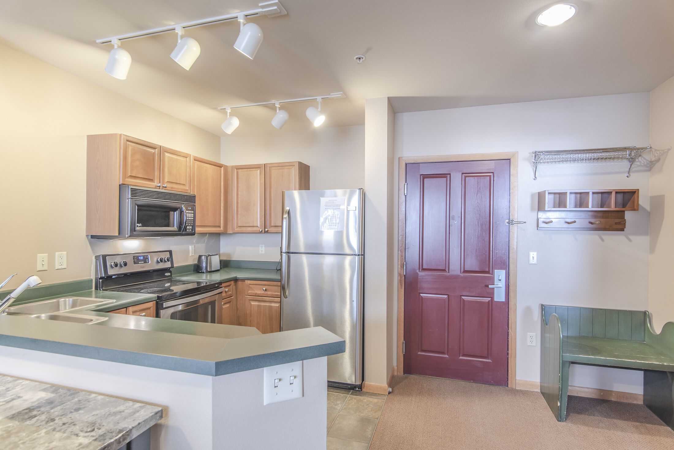 Køleskab, mikrobølgeovn, ovn, kogeplade