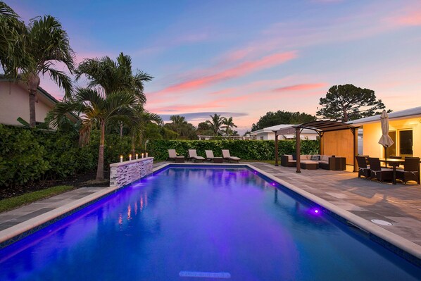 A heated pool - SPECIALS!! BEAUTIFUL BEACH HOUSE ! WALK 2 BEACH POOL ! HOT TUB (Lauderdale-By-The-Sea)