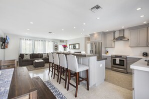 Réfrigérateur, four à micro-ondes, un four, surface de cuisson