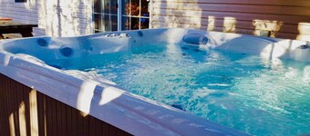 ⛱⛷⛰Mt. Maplewood Chalet❤️ 2BR ★HotTub★Poconos★Fireplace★Pets+★